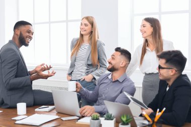 Kahve molası sırasında çok ırklı iş takım tlking