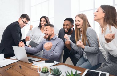 Mutlu işadamları ile zafer ofiste yumruk kaldırdı