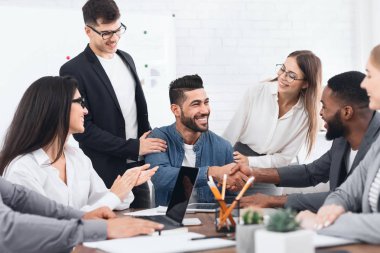 Meslektaşları ile toplantıda oturup işadamları el sıkışma
