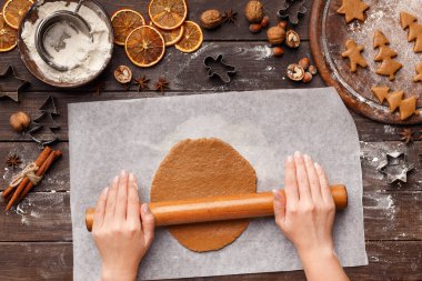 Hamur gingerbread çerezleri için yayıyoruz kadın