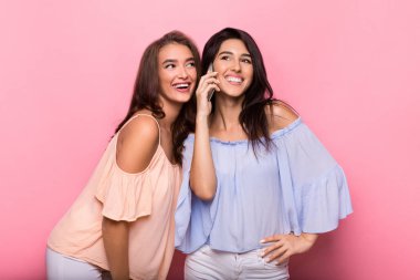 Pembe mutlu kadın telefon zevk konuşmak