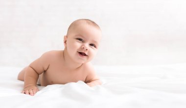 Gezinme Bebek Oda üzerinde gülümseyen