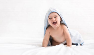 Kukuletalı havlu banyo sonra sevimli küçük bebeğim