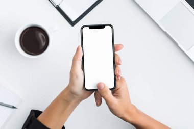 Beyaz ahşap arka plan üzerinde Smartphone kullanarak ele