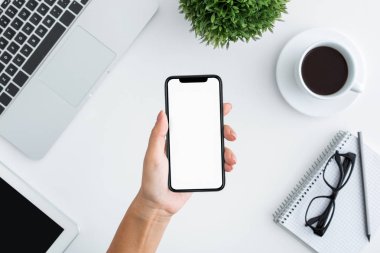 El ile büyük boş perde Smartphone tutarak