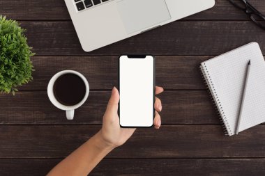 El blockchain teknoloji kavramı ile akıllı telefon tutarak