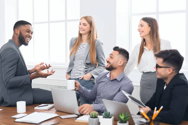 Equipo de trabajo multirracial tlking durante el descanso del café — Foto de Stock