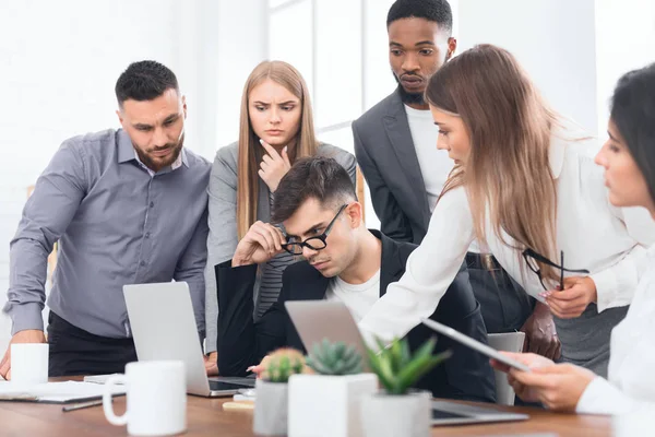 Diverso equipo de negocios analizando informe financiero en la reunión — Foto de Stock