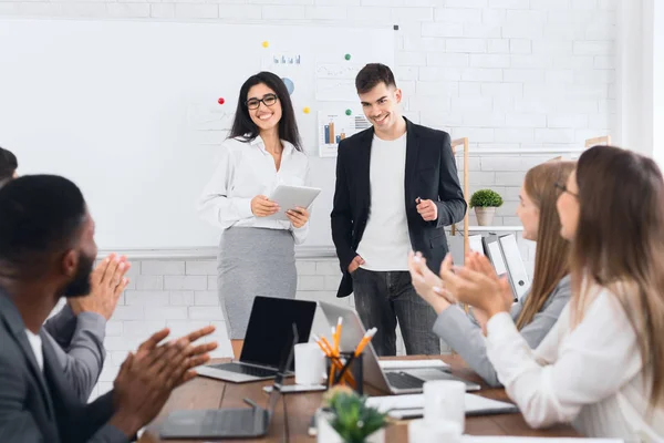 Mujer CEO introduciendo nuevo empleado de contratación a los trabajadores de oficina — Foto de Stock