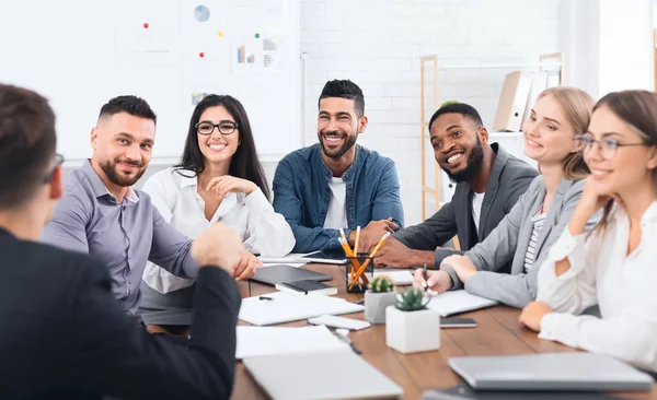 Multi-etnisch team leider tijdens vergadering beluisteren — Stockfoto