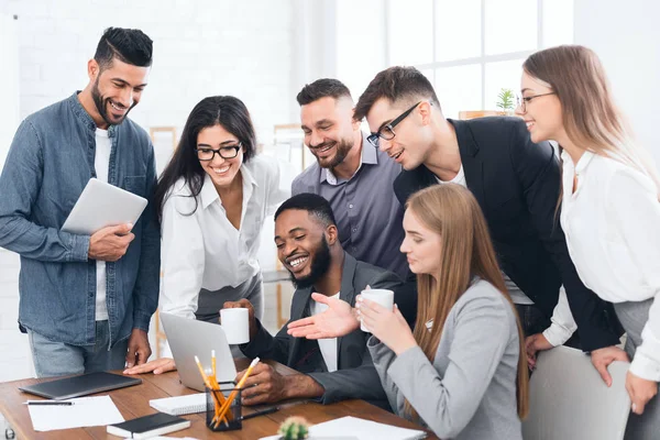 Grupo de empleados que trabajan en la computadora portátil en la reunión — Foto de Stock