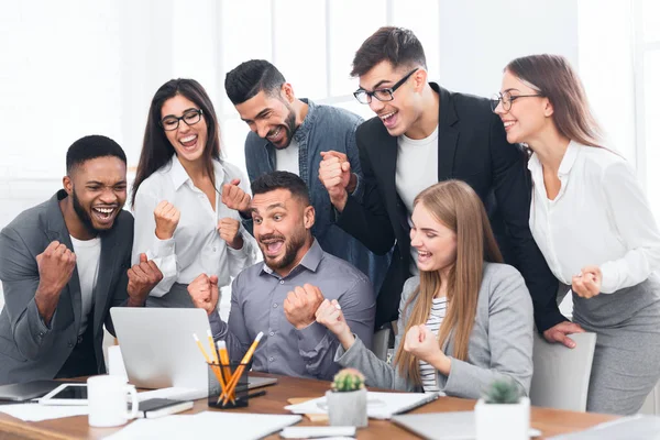 Equipo de empresarios celebrando la victoria en el cargo —  Fotos de Stock