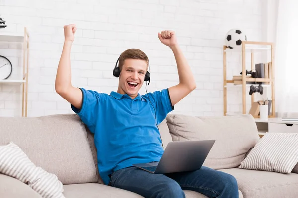 Feliz chico adolescente celebrando la victoria en el ordenador portátil — Foto de Stock