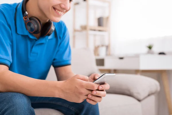 Adolescente viendo videos divertidos en el teléfono inteligente en casa — Foto de Stock