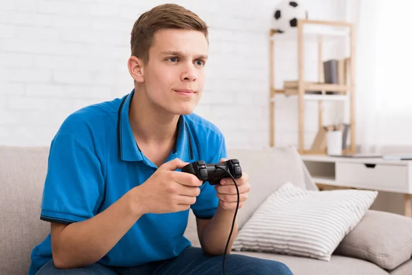 Έφηβος αγόρι παίζοντας online παιχνίδια με πηδάλιο στα χέρια — Φωτογραφία Αρχείου