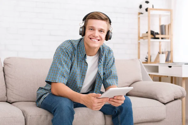 Feliz adolescente chico viendo vídeos en la tableta digital — Foto de Stock