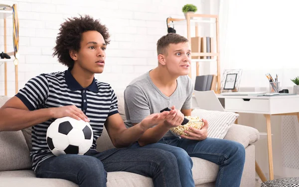 Amigos viendo el campeonato mundial de fútbol con pelota en el sofá — Foto de Stock