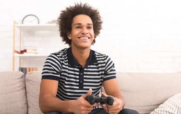 Concepto de juego en línea. Chico jugando fútbol videojuego con joystick — Foto de Stock