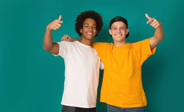 Portrait de deux amis heureux pointant du doigt la caméra — Photo