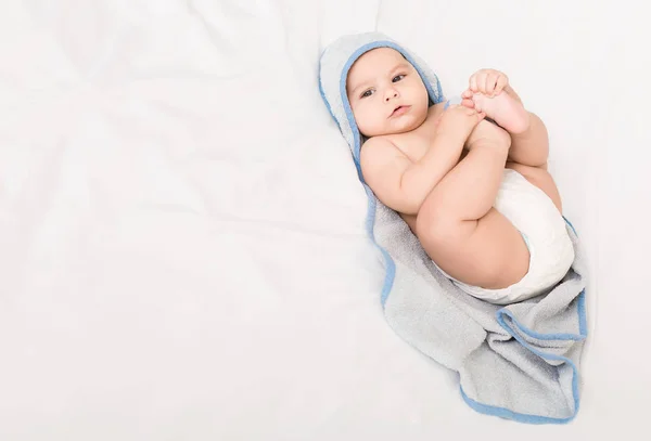 Lindo niño pequeño en toalla con capucha después del baño —  Fotos de Stock