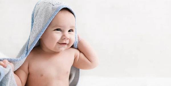 Bonito menino em toalha com capuz após o banho — Fotografia de Stock