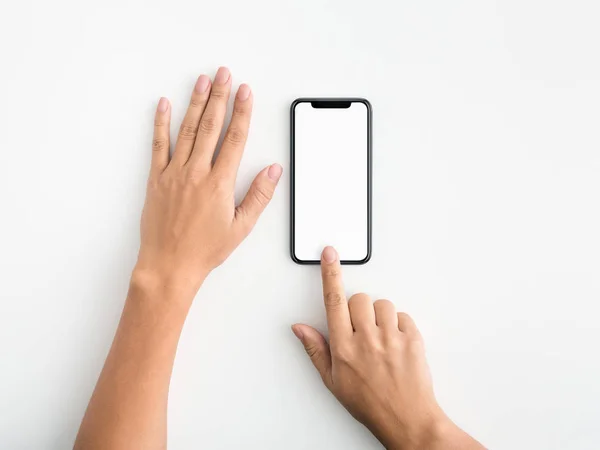 Mulher mão usando telefone celular com tela em branco — Fotografia de Stock