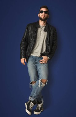 Stüdyoda poz veren yakışıklı adam