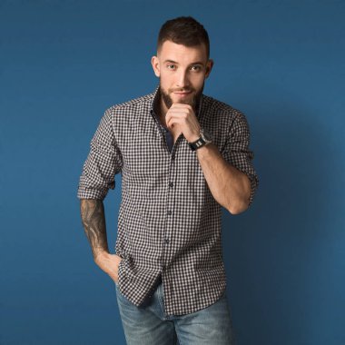 Stüdyoda poz veren yakışıklı adam.