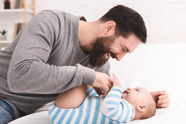 Gıdıklıyor ve bebek oğlu snuggling babası