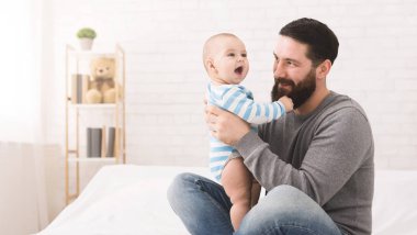 küçük oğlu ile evde oynarken mutlu baba