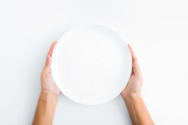 Boş tabak beyaz arka plan üzerinde tutan eller