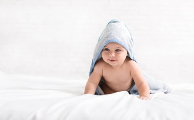 Kukuletalı havlu banyo sonra sevimli küçük bebeğim