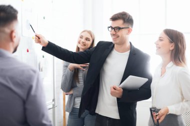 Patron için yeni proje planı sunan iş takım