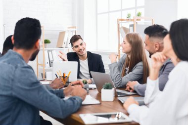Grup çalışma ve iletişim genç iş adamları