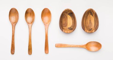 Ahşap kase ve beyaz arka plan üzerinde izole çorba kaşıkları