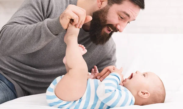 Father with toddler in bedroom at home — Stock Photo, Image