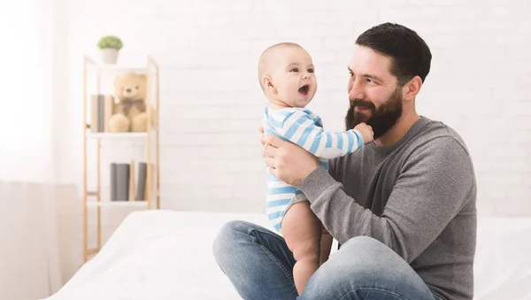 Gelukkig vader spelen met kleine babyjongen thuis — Stockfoto