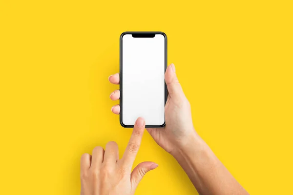 Burla de la mano femenina que sostiene el teléfono celular con pantalla en blanco — Foto de Stock