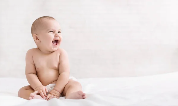 Noworodek śmiejąc się i patrząc na miejsce — Zdjęcie stockowe