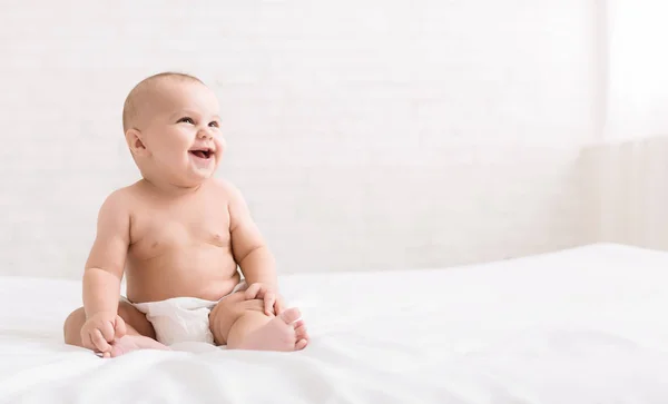Lindo bebé sentado sobre fondo blanco, espacio de copia —  Fotos de Stock