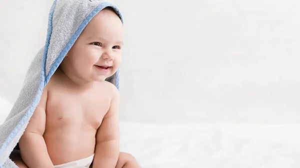 お風呂の後のフード付きタオルにかわいい赤ちゃん男の子 — ストック写真