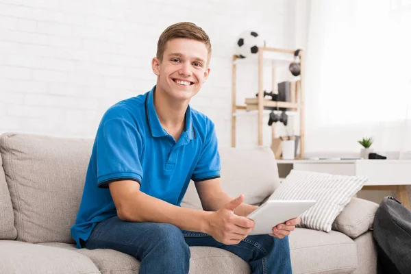 Adolescente chico usando digital tablet en casa — Foto de Stock