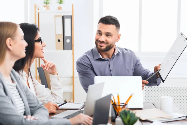 Zakenman en partners discussiëren over documenten en ideeën — Stockfoto