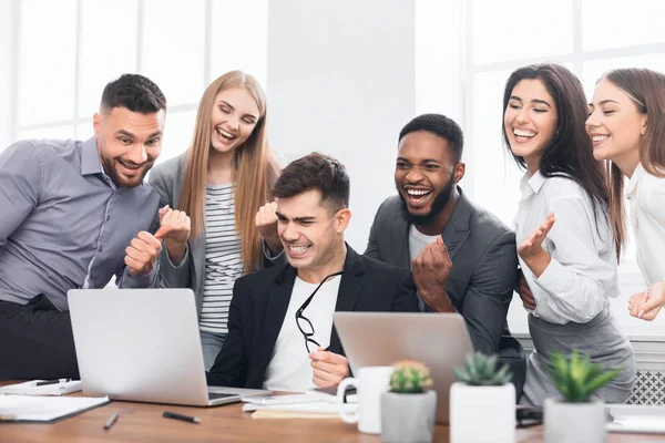 Happy multinational young managers completed hard project — Stock Photo, Image
