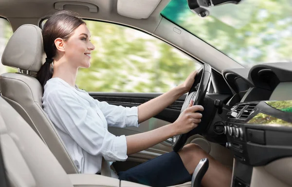 Exitosa empresaria conduciendo un coche por la ciudad — Foto de Stock