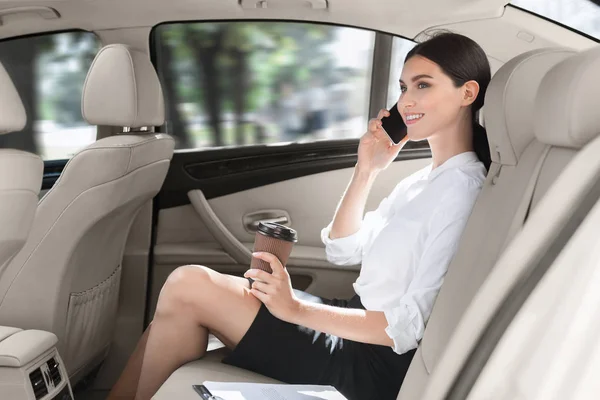 비즈니스 여자 차에 앉아서 전화 통화 — 스톡 사진
