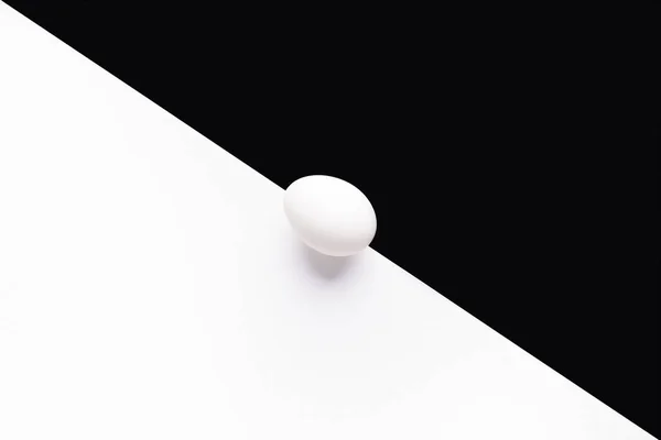 Siyah ve beyaz sınır üzerinde tavuk yumurta — Stok fotoğraf