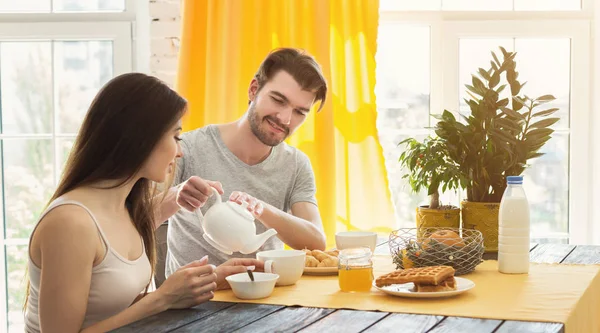 Sposi appena sposati che fanno colazione al mattino — Foto Stock