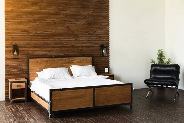 Interior design: big modern wooden bedroom — Stock Photo, Image