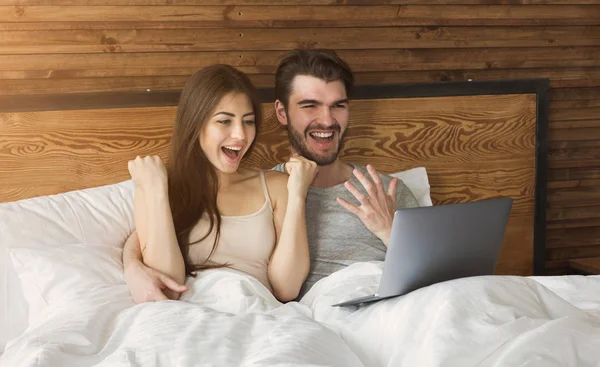 Casal feliz usando laptop em casa — Fotografia de Stock